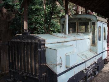全体が薄い水色をした酒井工作所製ディーゼル機関車92号のエンジン部分をアップで写した写真
