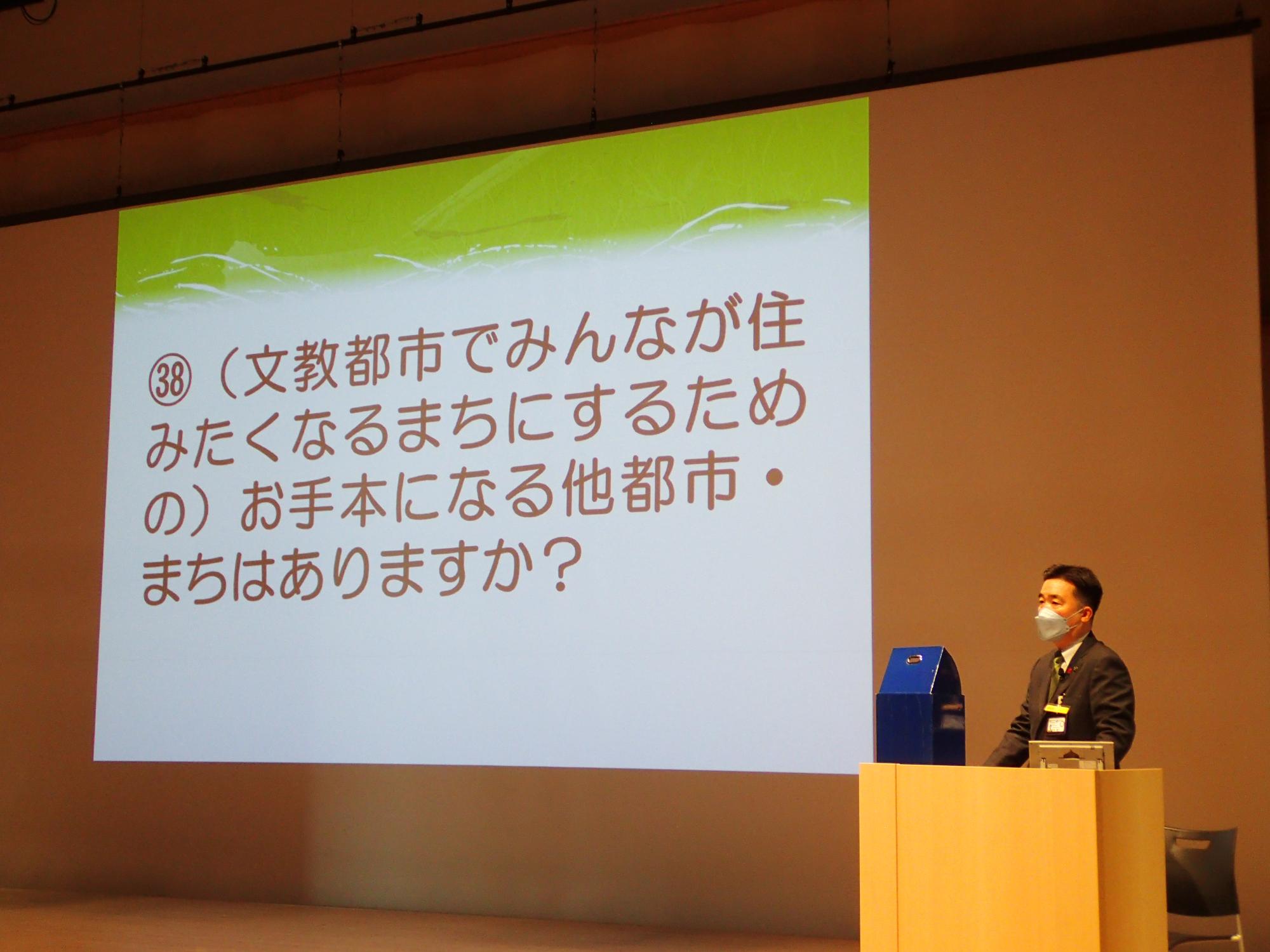 学長が質問に答える様子