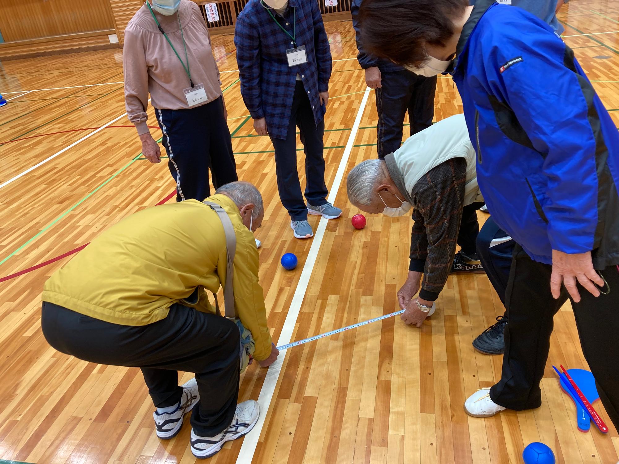 どっちが勝った？！慎重に距離を測ります。