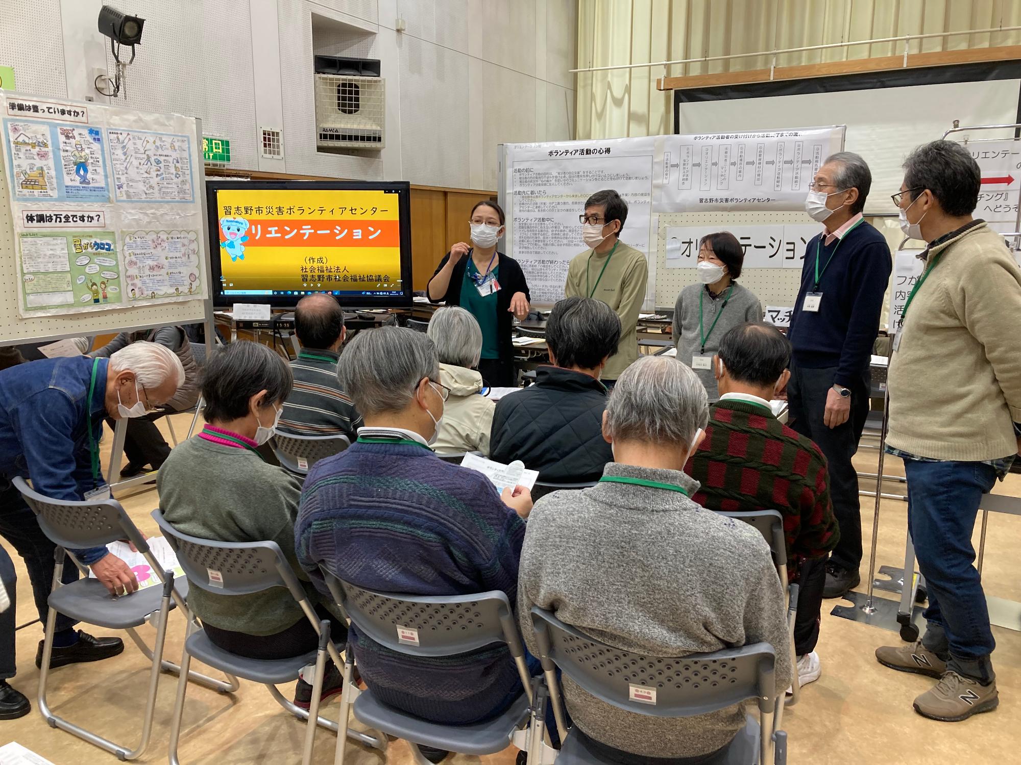 「報告・オリエンテーション係」の様子