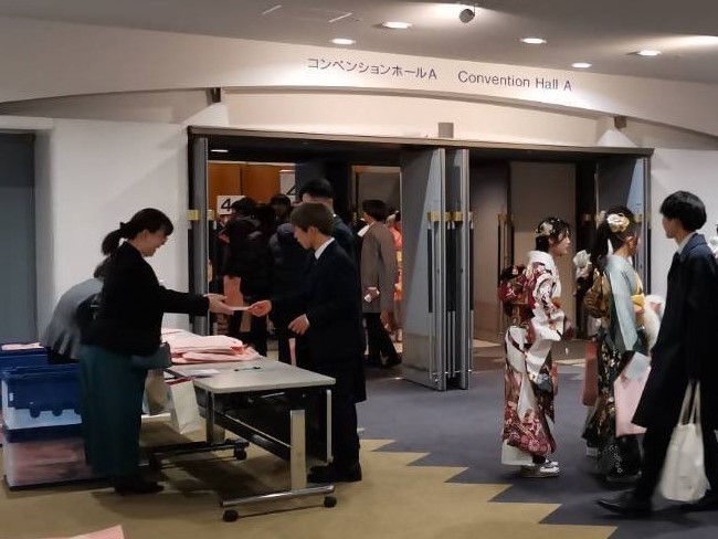 会場のロビーで門出式の参加者受付を行う相談員の様子