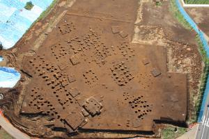 谷津貝塚の掘立柱建物群を上空から全体を写した写真
