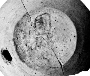 土器の表面に墨で文字が記されており、一部が打ち欠き、中央部分がひび割れしている谷津貝塚出土墨書土器「國厨」の白黒写真