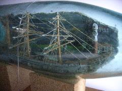 帆船の模型が瓶の中に入っている工芸作品の写真