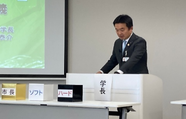 学長が受講生からの質問に回答する様子