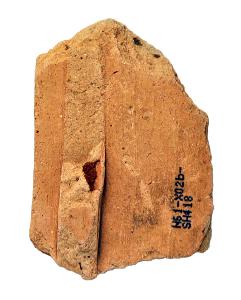 先が尖った土器に数字などが書かれている谷津貝塚出土瓦塔 初軸部土器の写真