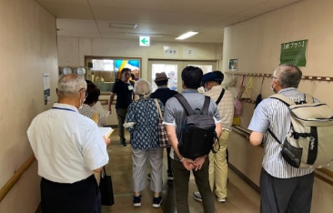花の実園の木工室を見学する受講生たち