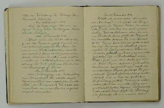 開かれたページの左右にぎっしりと文字が書かれたエーリッヒ・カウルの日記の写真