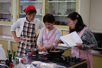 料理を再現している3名の女性の写真