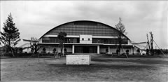 ドーム状の屋根をした習志野高校旧体育館外観の白黒写真