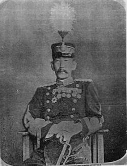 椅子に座っている西郷寅太郎(さいごうとらたろう)大佐の白黒写真