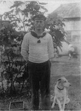 フォーゲルフェンガー水兵と愛犬シュトロルヒが一緒に写っている白黒写真