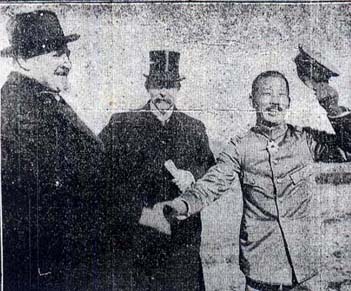 握手をかわしているワルデック総督と山崎友造所長の白黒写真