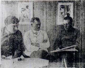 ルンプ、スクリーバ、フォン・ヴェークマンの3名がくつろいでいる様子の白黒写真