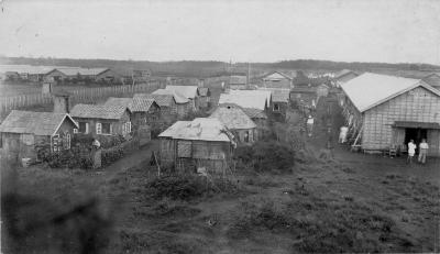 広大な構内に、日本側が用意したバラックの小屋と、ラウベ（あずまや）と呼ばれる小屋が建てられた白黒写真