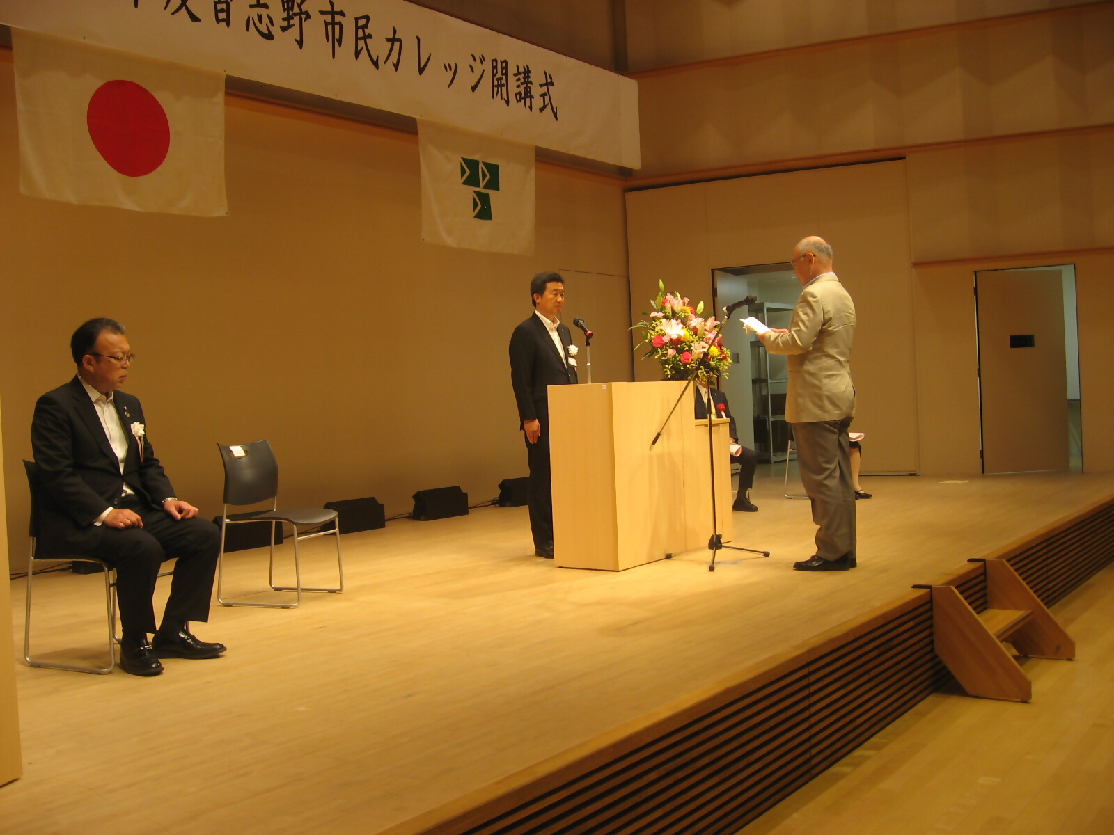 宮本学長を前に、新入生代表の挨拶をしている男性の写真