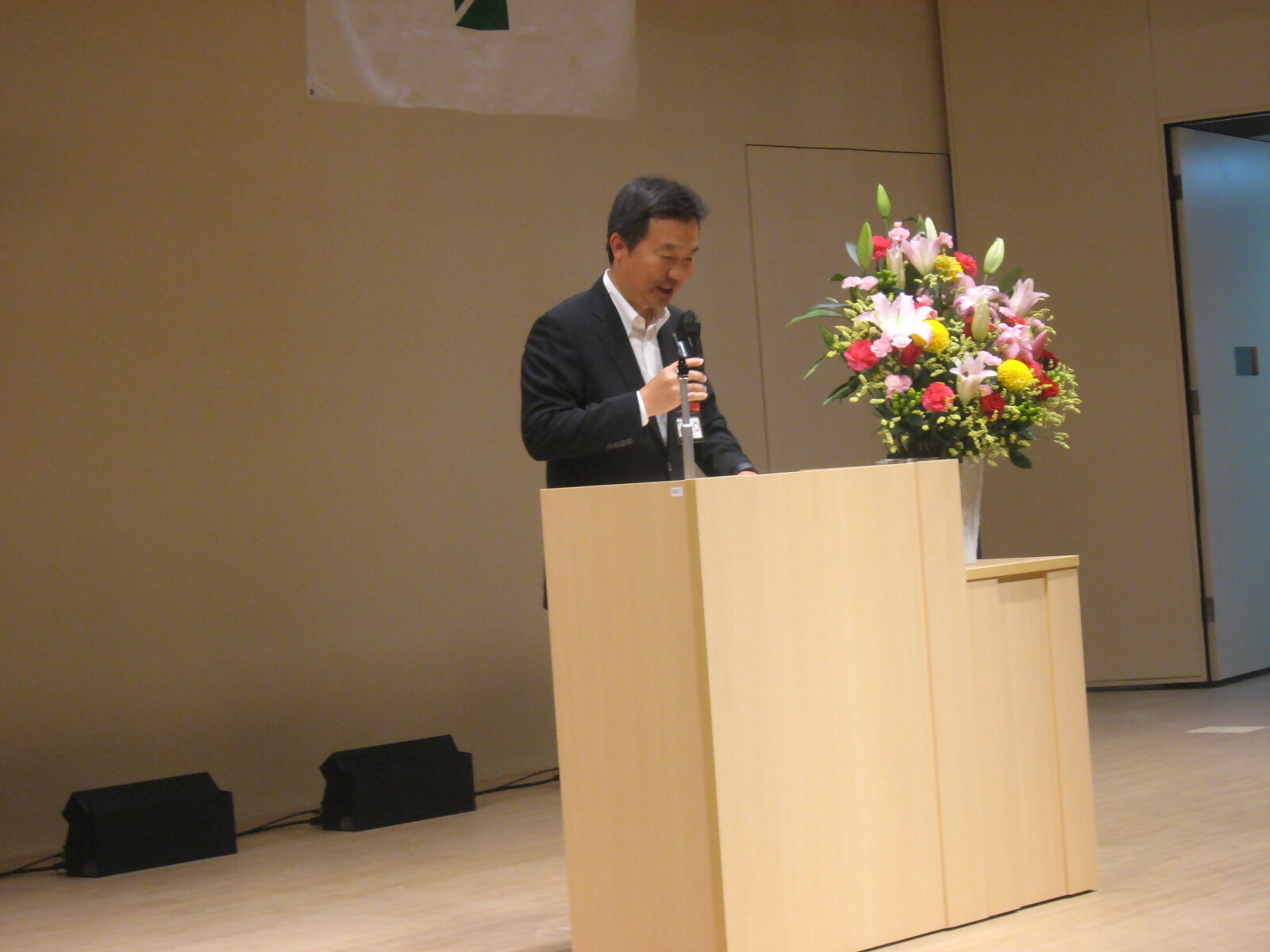 ステージで講話中の宮本学長の写真