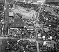 白黒写真で撮られた京成津田沼駅南口周辺の航空写真