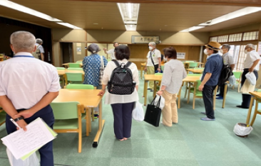 さくらの家の大広間を見学する受講生たち