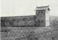 広い敷地に銃眼が開けられた家屋がある支那圍壁砲台の白黒写真