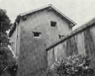 銃眼が開けられた家屋の現在の圍壁を写した白黒写真