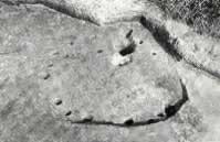 藤崎3丁目南遺跡から様々な穴の跡が見つかった白黒写真