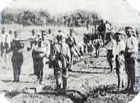 軽便鉄道の敷設作業を行っている兵士の白黒写真