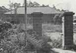 旧騎兵旅団司令部の建物を正門前から写した白黒写真