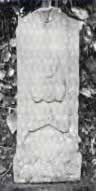 長方形で上部が駒形の石塔で、手を合わせた馬頭観音像が刻まれている馬頭観音塔の白黒写真