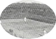 コート内でテニスを楽しんでいる2名の白黒写真