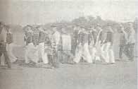 騎兵墓地へ向かう人々の白黒写真