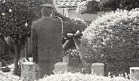 慰霊碑に花輪をたむけるドイツ大使館の駐在武官の後ろ姿の白黒写真