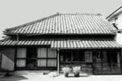 建物前に2つの植木鉢が置かれた廣瀬家住宅の白黒写真