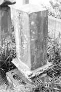墓石に文字が刻まれた三橋家墓地の筆子塚の白黒写真