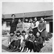 実籾中の女子生徒と先生が笑顔で写っている白黒写真