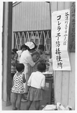 コレラ予防接種所に集まっている人々の白黒写真