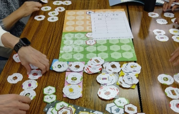 SDGsについて学ぶゲームの様子
