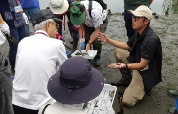 谷津干潟で採取した生き物を持ち寄ります