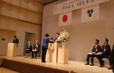 卒業式と修了式の様子