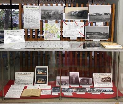 習志野俘虜収容所の同時の白黒写真や本などが展示されている総合教育センターの展示風景の写真