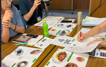 食生活のバランスを考えるグループワークの様子