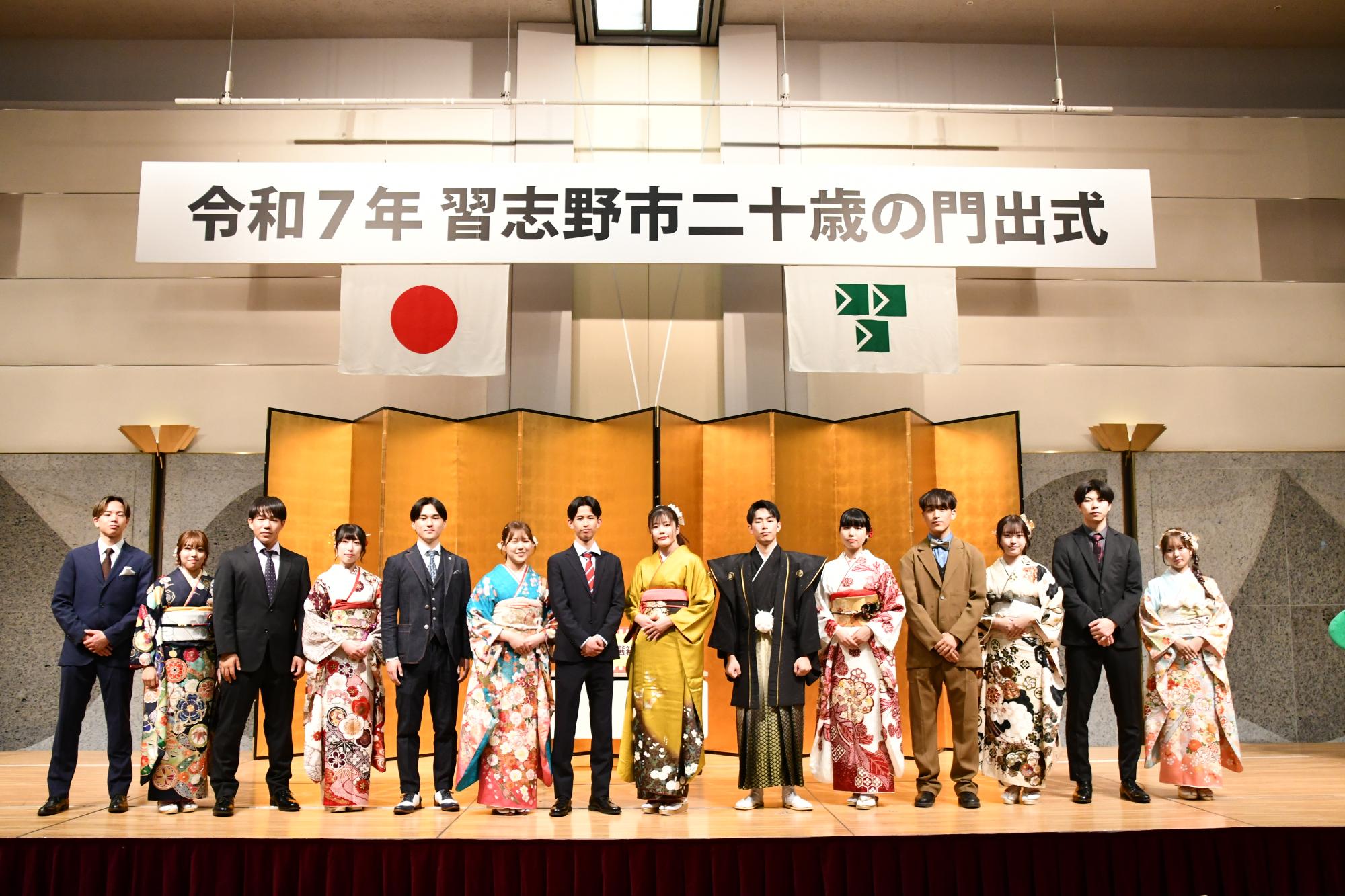 令和7年二十歳を祝う集い実行委員会の集合写真