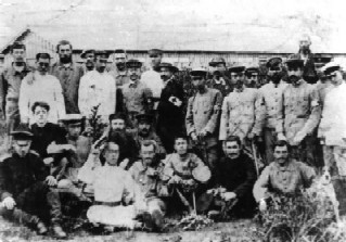 日本兵とロシアの捕虜数人が集まって写っている白黒写真