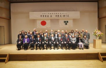 卒業式の集合写真