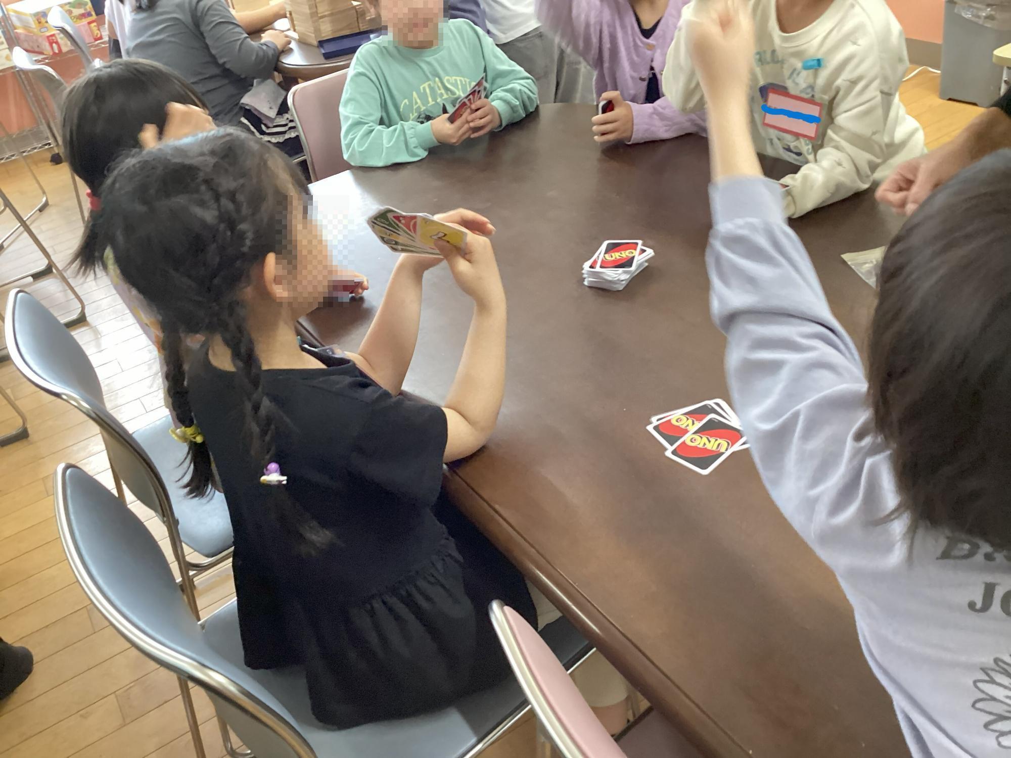 子どもたちが塗り絵を見せている