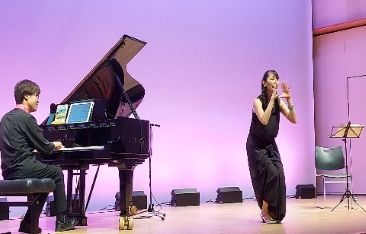ひとりミュージカル「サウンド・オブ・ミュージック」の公演の様子