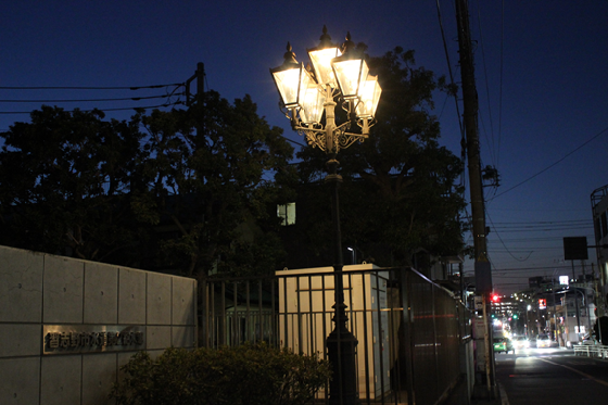 第2給水場門前に設置されている5灯式のガス灯が真っ暗な夜道をやさしく照らしている写真