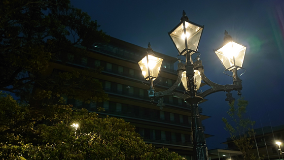 習志野市役所に設置されている4灯式のガス灯が真っ暗な夜道をやさしく照らしている写真