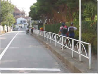 津田沼小学校通学路を歩いている子供達を後ろから写した写真