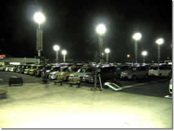 夜間に駐車場の夜間照明で明るくなり、防犯対策を施されている駐車場の写真